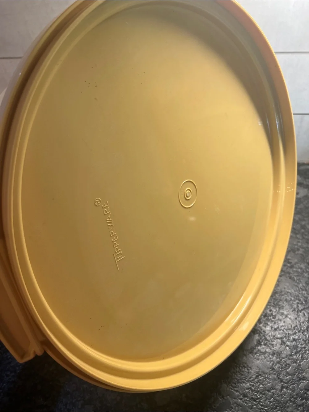 Jumbo Tupperware cake carrier with Handle. Excellent condition